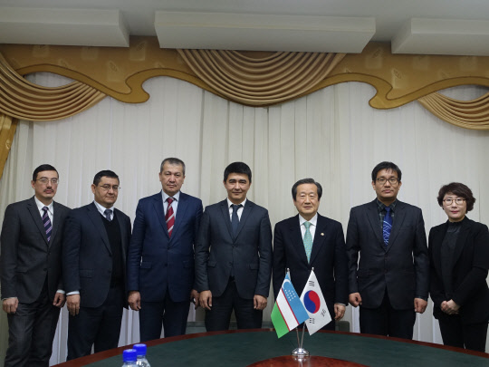 방송통신위원회는 김재홍 방통위 부위원장이 지난 13일부터 15일까지(이하 현지시간) 우즈베키스탄 수도 타슈켄트에서 우즈벡 정보통신기술개발부와 방송통신 교류 협력 확대방안에 대해 집중 논의했다고 밝혔다. 김재홍 방통위 부위원장(왼쪽 다섯번째)이 알라모프 우즈베키스탄 정보통신기술개발부 차관(왼쪽 네번째), 두 나라 당국자들과 기념촬영을 하고 있다. <방송통신위원회 제공>